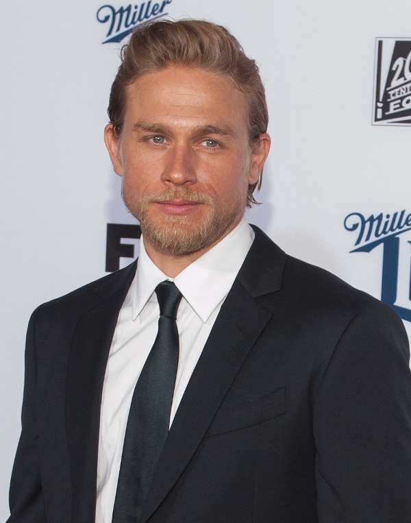 Charlie Hunnam Taille