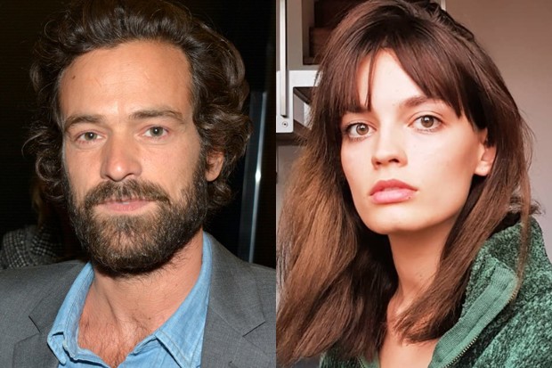 Romain Duris Et Emma Mackey